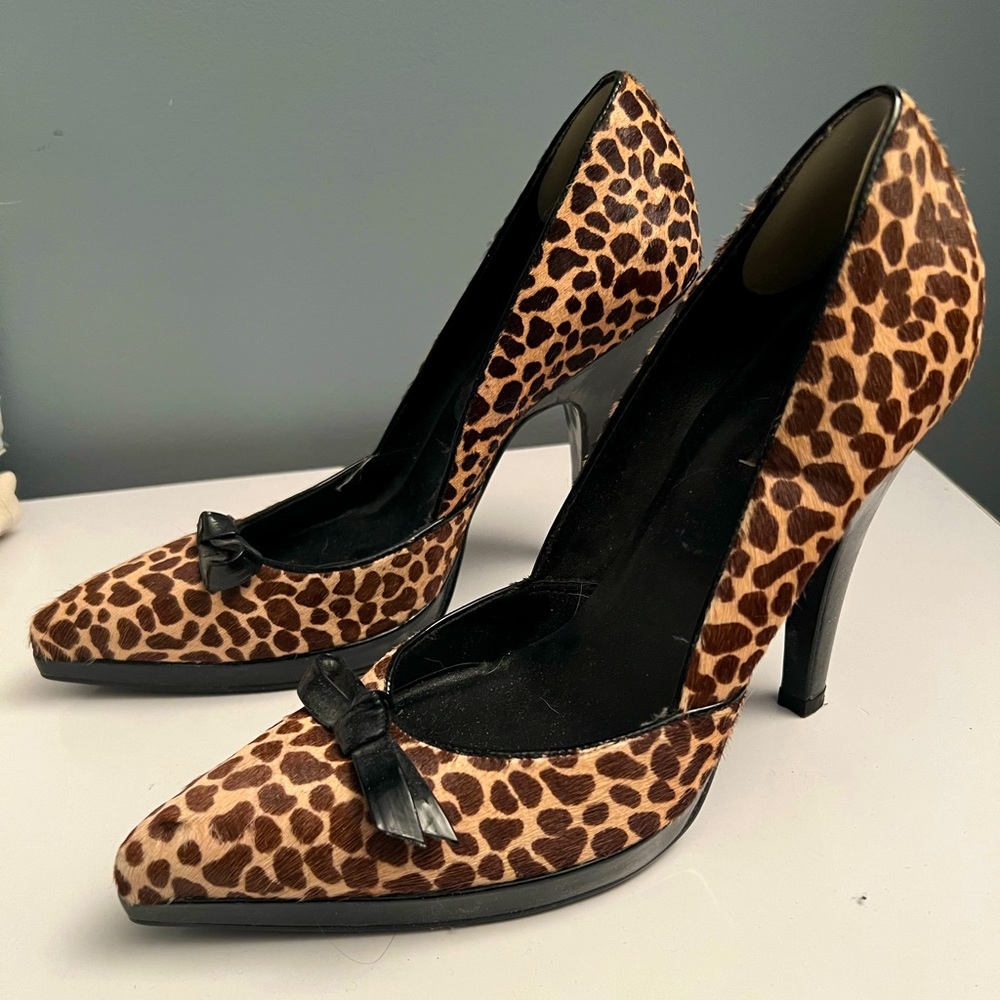 Super fun, giraffe print, seriously high heel, texture is like a short hair
